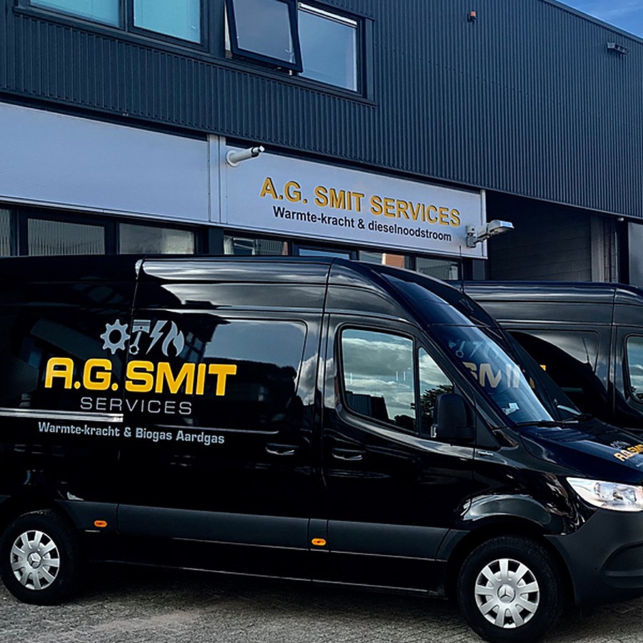 Bedrijfswagens van A.G. Smit Services voor het pand in Vinkeveen